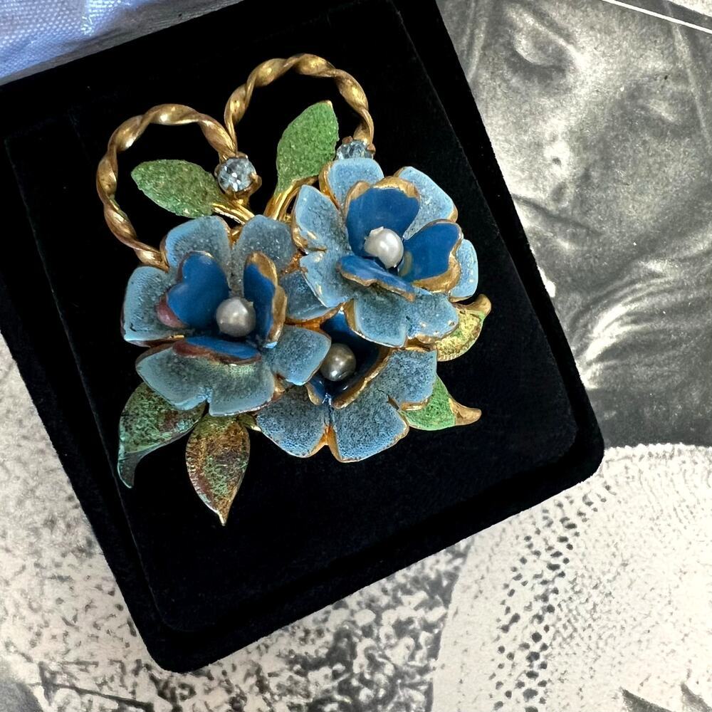 Vintage 50s Austrian Gold Tone Flower Brooch with Pearls & Crystal Accents‎